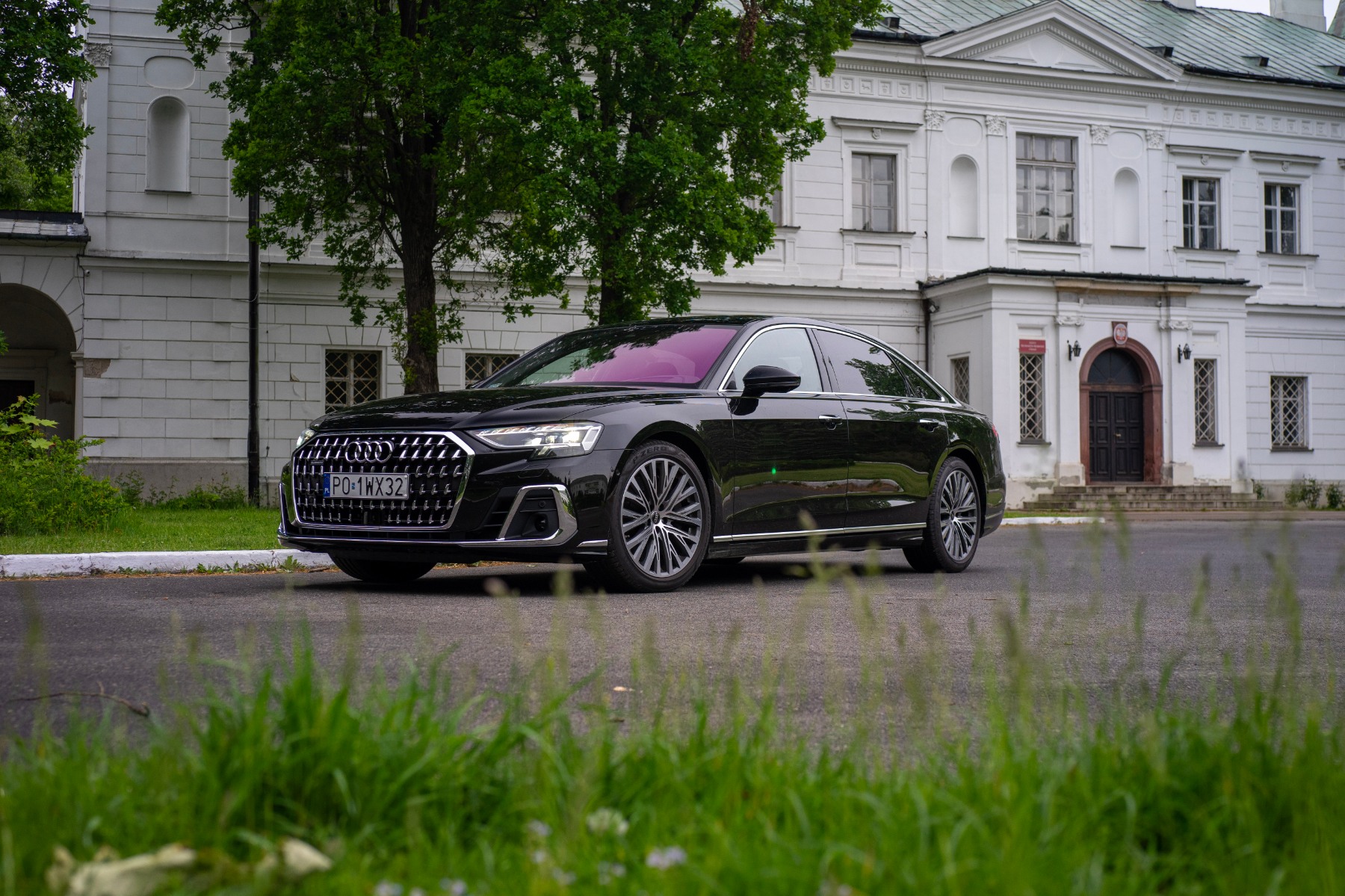 Audi A8 po liftingu przewiduje przyszłość. Nie jest tak barokowe jak rywale