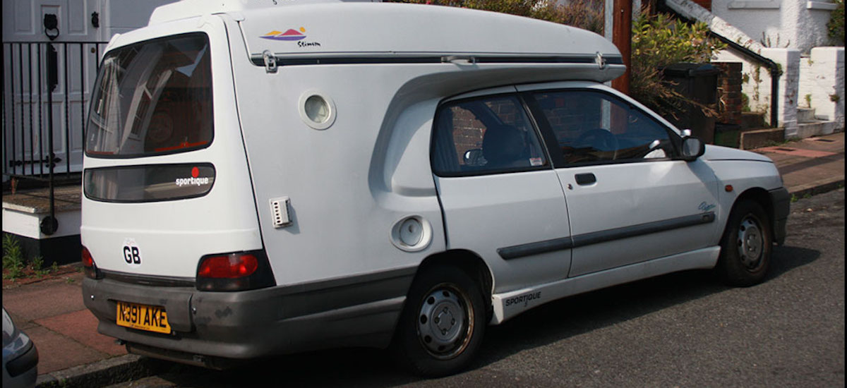 Kamper na bazie Renault Clio na sprzedaż. Jego praktyczność zaskakuje