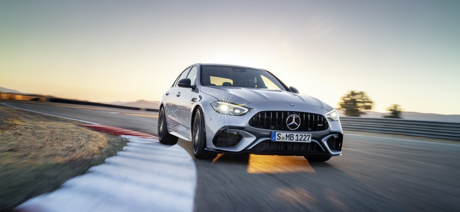 Mercedes-AMG C 63 S E PERFORMANCE Limousine und T-Modell // Mercedes-AMG C 63 S E PERFORMANCE Sedan and Estate