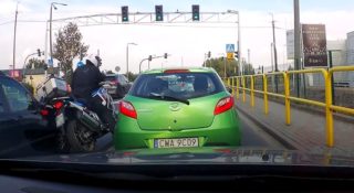 omijanie motocyklem stojących samochodów