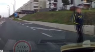 Wyskoczył z gazem na dwa razy mniejszego od siebie. Za przejście na czerwonym