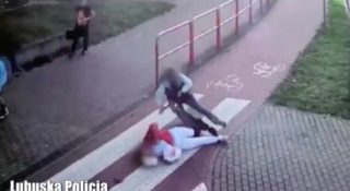 Kobieta weszła prosto pod jadącą hulajnogę. Kierująca nie miała szans