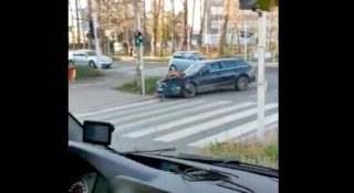 W Bielsku-Białej kierowca Audi woził pieszego na masce po chodniku. Co?
