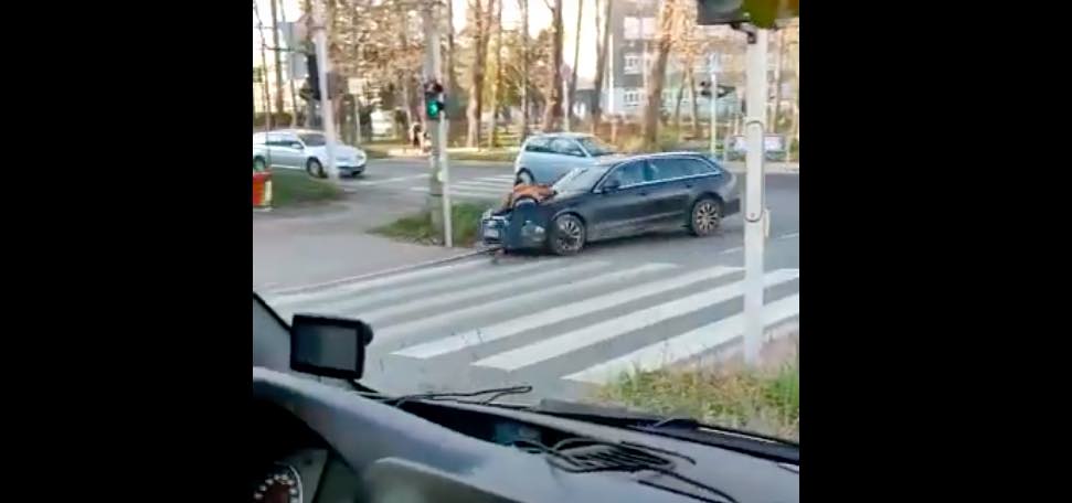W Bielsku-Białej kierowca Audi woził pieszego na masce po chodniku. Co?