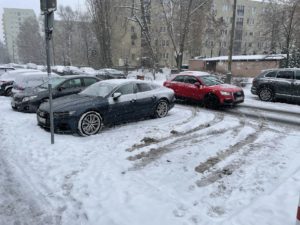 poziome znaki drogowe pod śniegiem