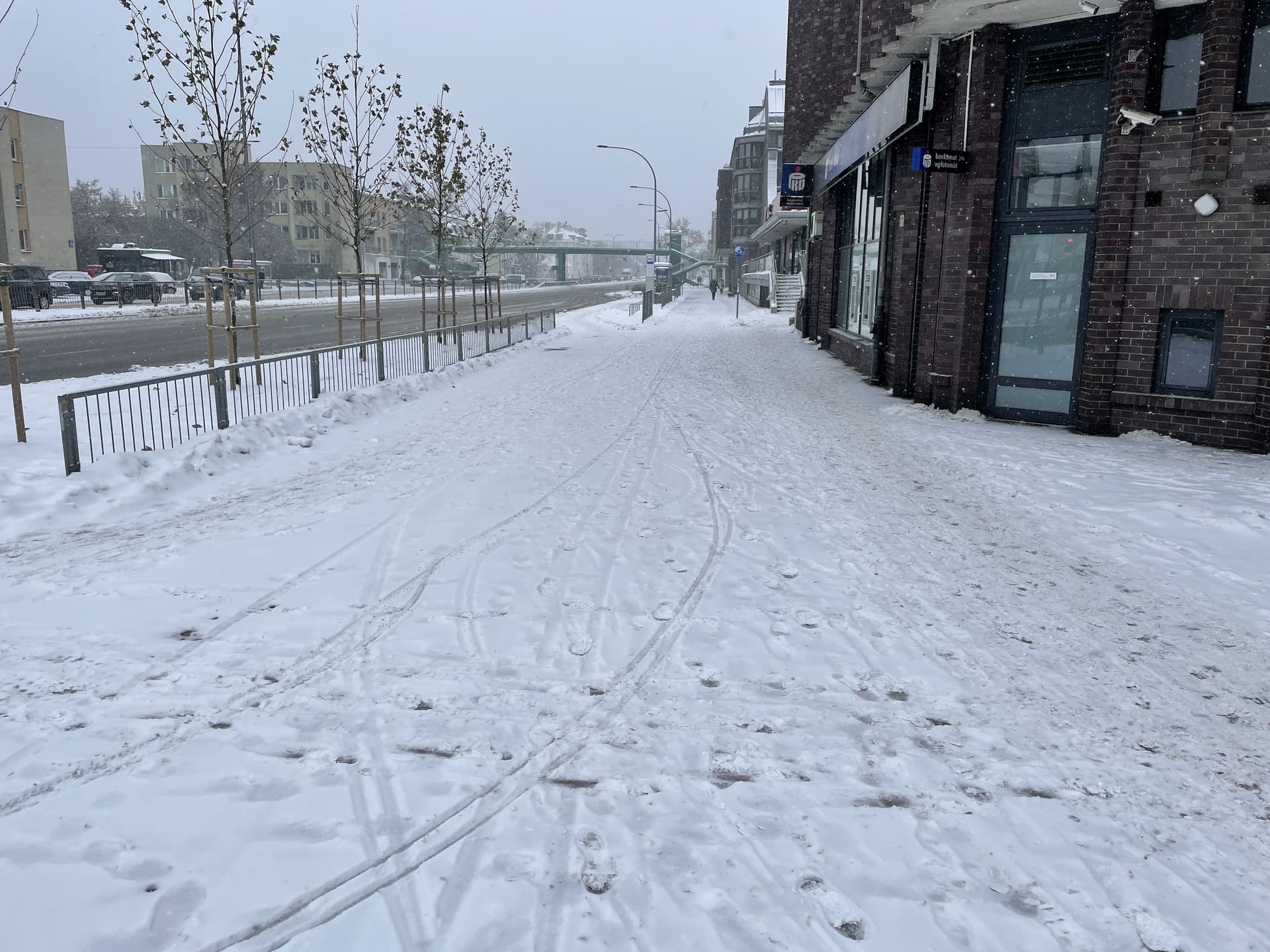 poziome znaki pod śniegiem