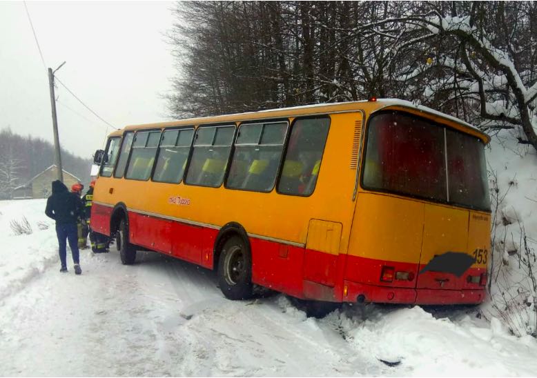 Autobus wpadł do rowu pod Jasłem. Tak się nie traktuje zabytków techniki