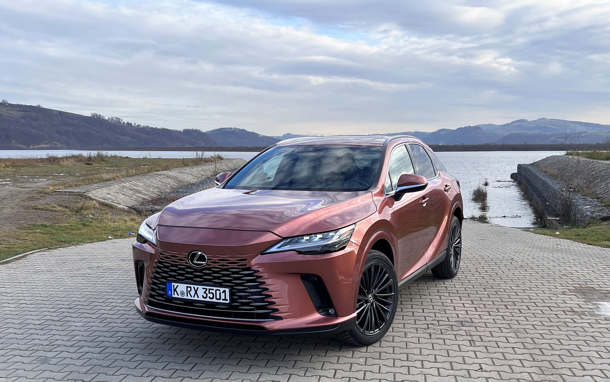 Tak jeździ nowy Lexus RX. Jedna z jego wersji bardzo mnie zaskoczyła