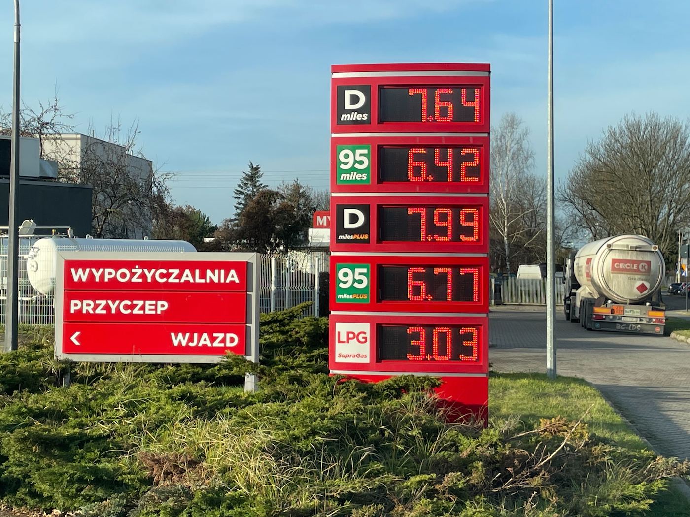 Wrócił wyższy VAT. Paliwo podrożało, ale różnic poszukacie z lupą