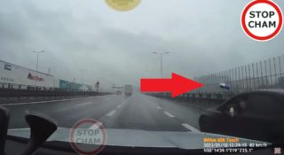 kierowca audi rzucił puszką