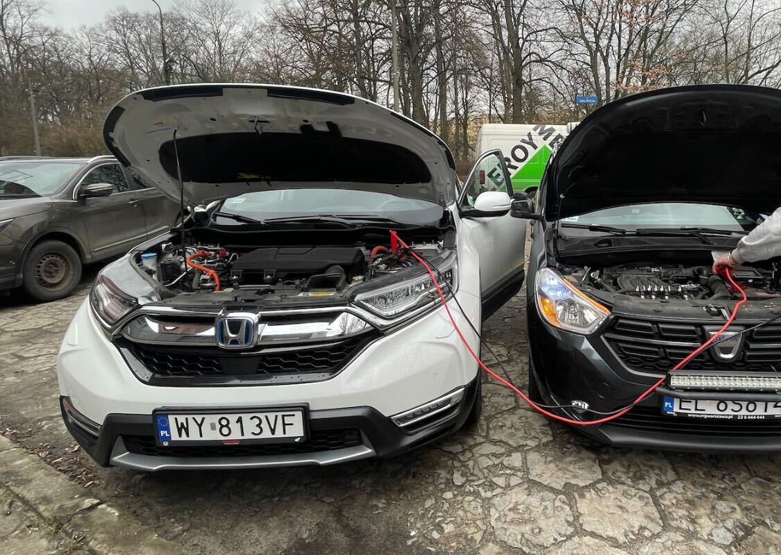 Utknąłem, bo skończył się prąd w hybrydzie. Na ratunek przyjechała Dacia