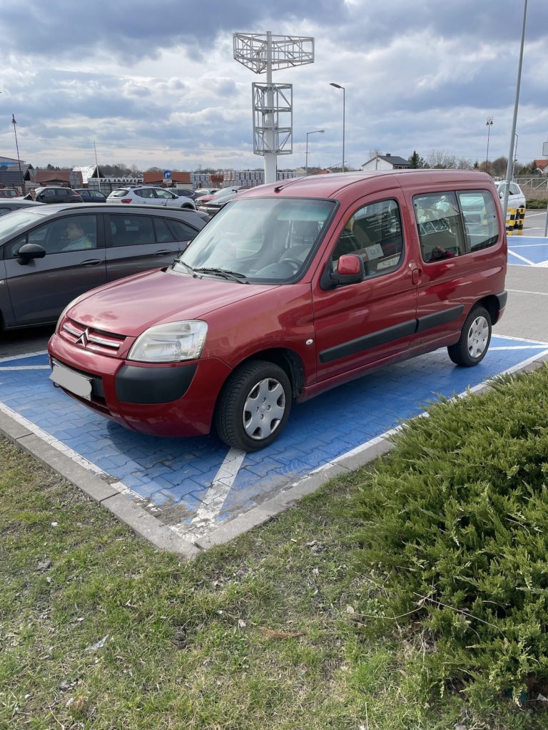 mandat za parkowanie na miejscu dla niepełnosprawnych na terenie prywatnym