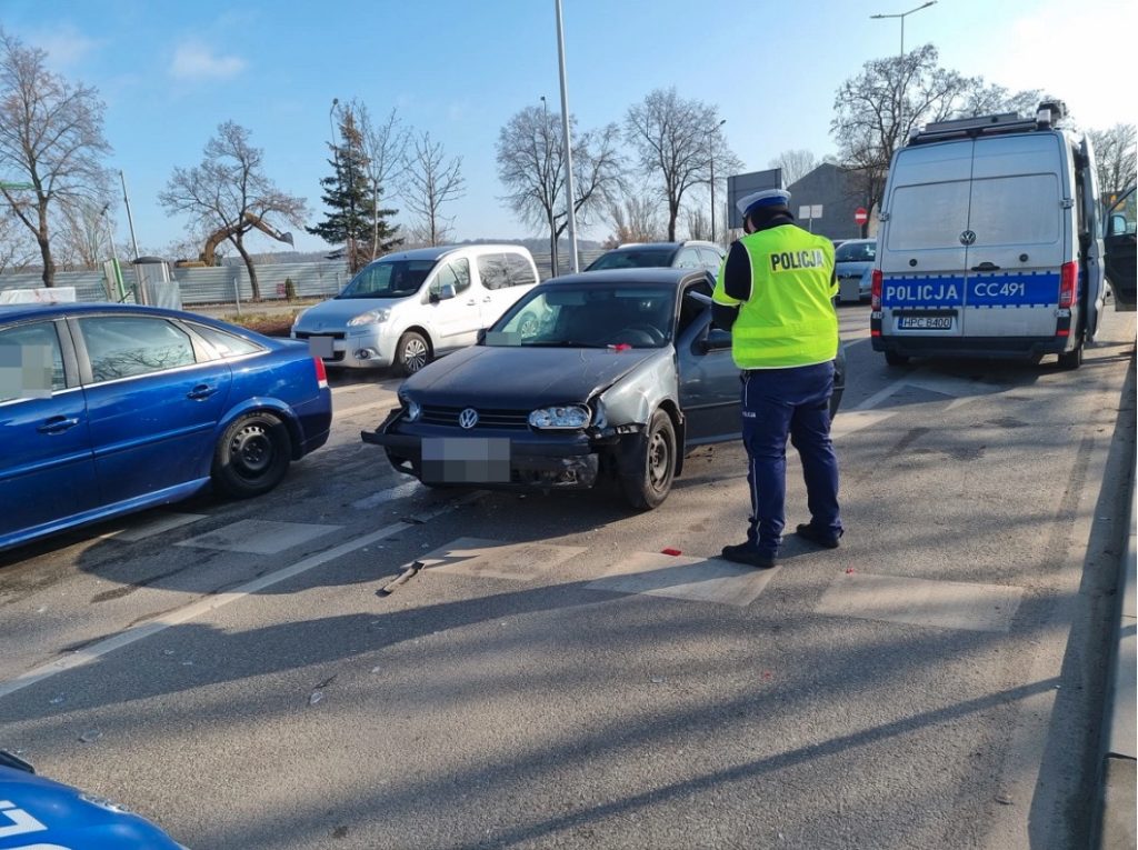 policja zatrzymuje kierowcę Volkswagena