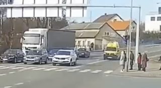 Piesi mieli zielone, więc zablokowali karetkę. W szokującym nagraniu jest jeden haczyk