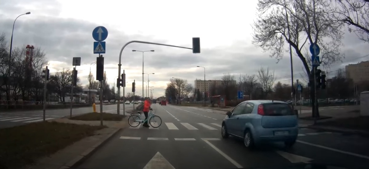 rower na przejściu dla pieszych