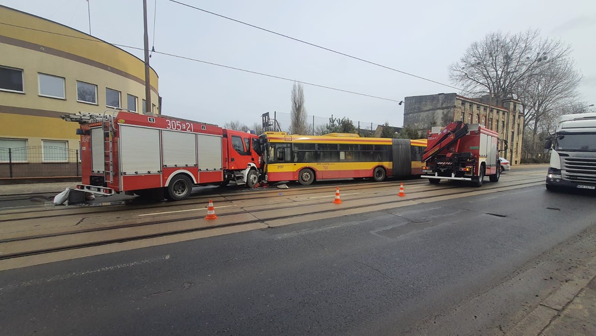 Do tego zderzenia nie trzeba było wzywać strażaków, bo to oni uderzyli w autobus. Łódzkie sprawy