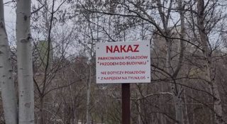 Zakaz parkowania tyłem do budynku, chyba że z napędem na tył. Ktoś zgadnie o co chodzi?