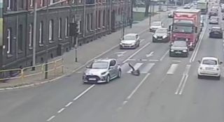 To w końcu się zdarzyło. Piesza potrąciła samochód. Stan auta jest stabilny