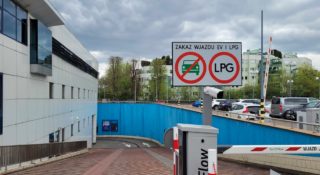 parkowanie samochodem elektrycznym w garażu podziemnym zakaz