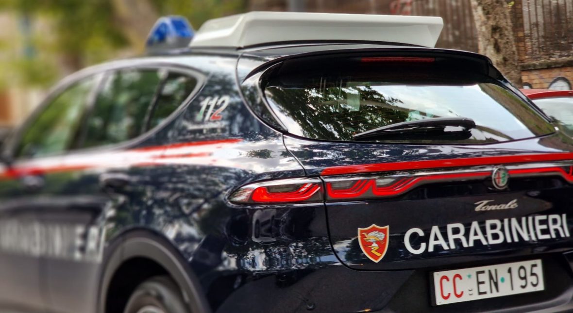 Carabinieri chwalą się nowymi autami. Najważniejsze, że są równie modne co ich uniformy