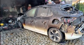 Elektryczny Opel wybuchł w garażu, choć nie był podłączony. Ta historia dziwnie pachnie