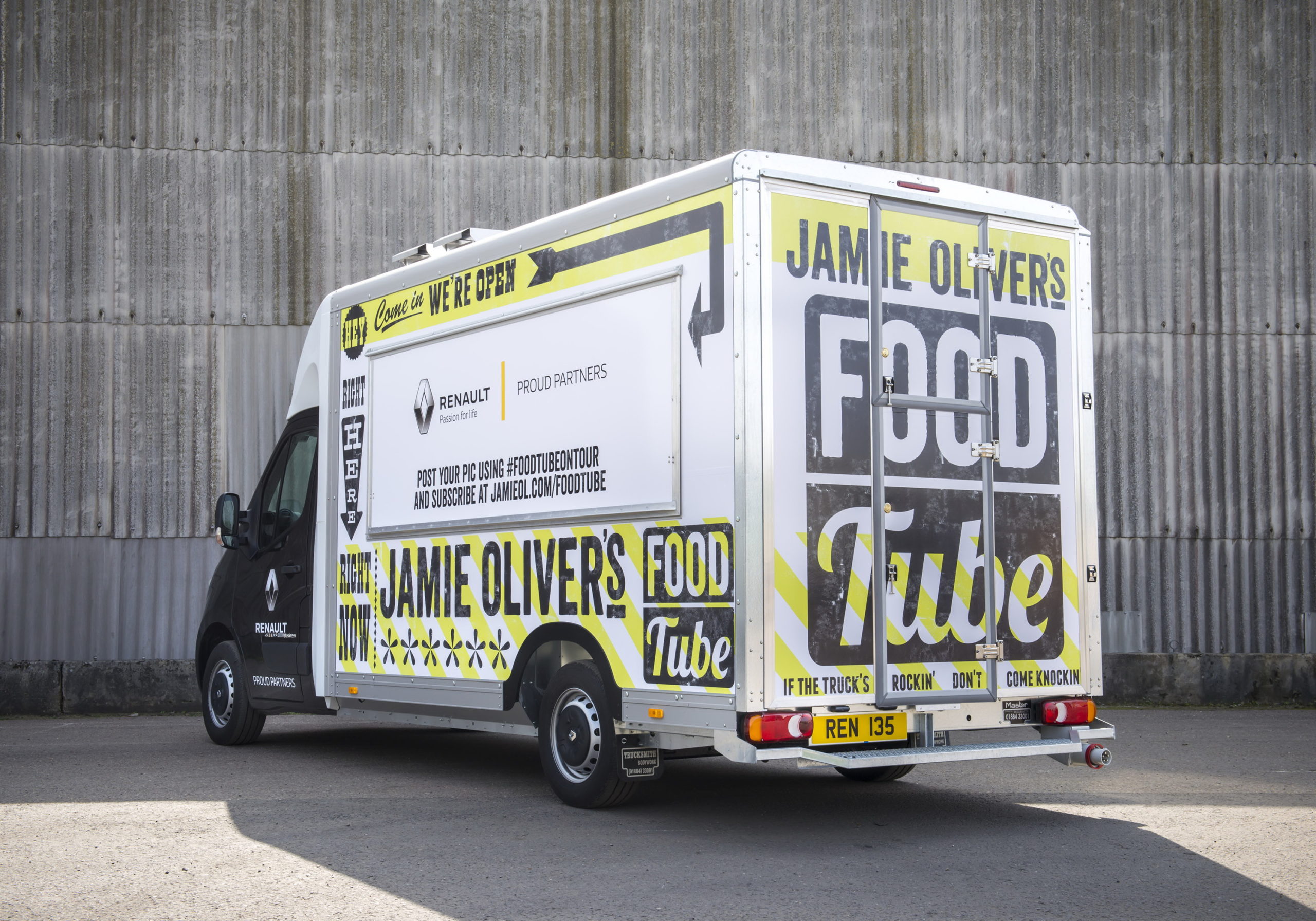 Informuję znanego pisarza, jak działają samochody typu foodtruck. Inaczej, niż mu się zdaje