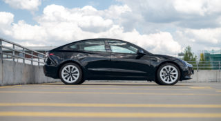 Tesla sprzedaje już tak dużo samochodów, że nie jest rozwiązaniem, tylko częścią problemu