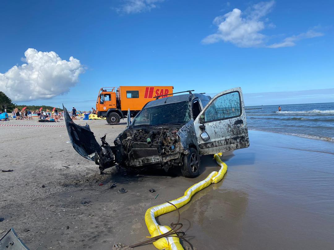 podróż po plaży w kombivanie