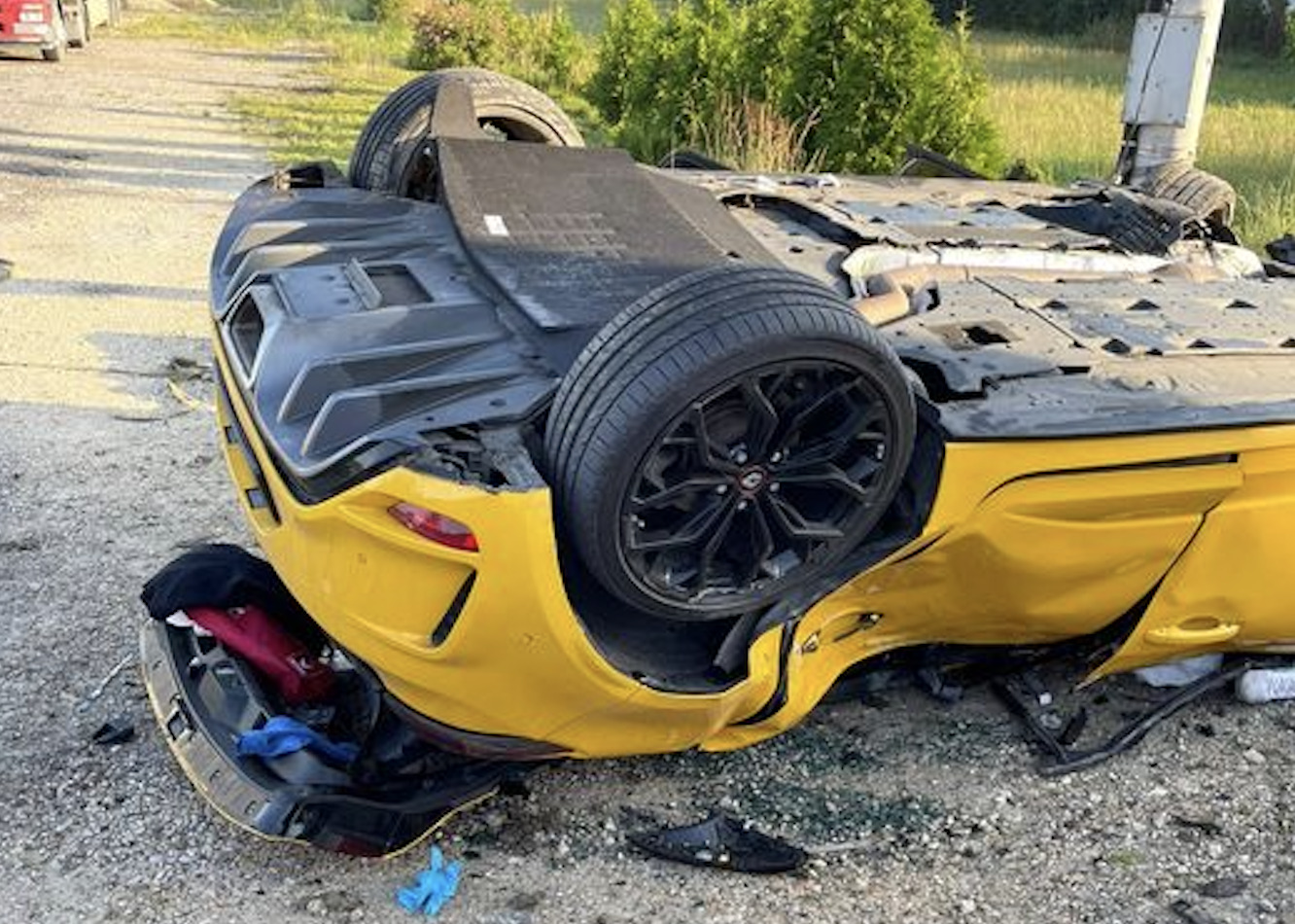 Trzy osoby zginęły wskutek dachowania żółtego, sportowego Renault. Tragedia w Małopolsce to wiadomość z dzisiaj
