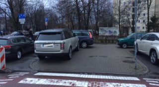 Wkrótce rozpoczęcie roku szkolnego. Jak zaparkować swojego SUV-a? Instrukcja