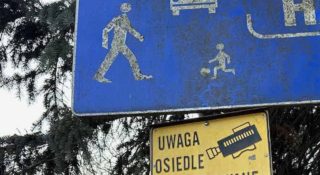 Płatne parkowanie wkracza na peerelowskie osiedla. Pojechałem szukać parkometrów na jednym z nich