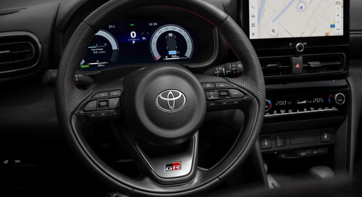 Toyota Yaris Cross w absolutnie nowej wersji. Więcej mocy i grubszy filcowy kocyk