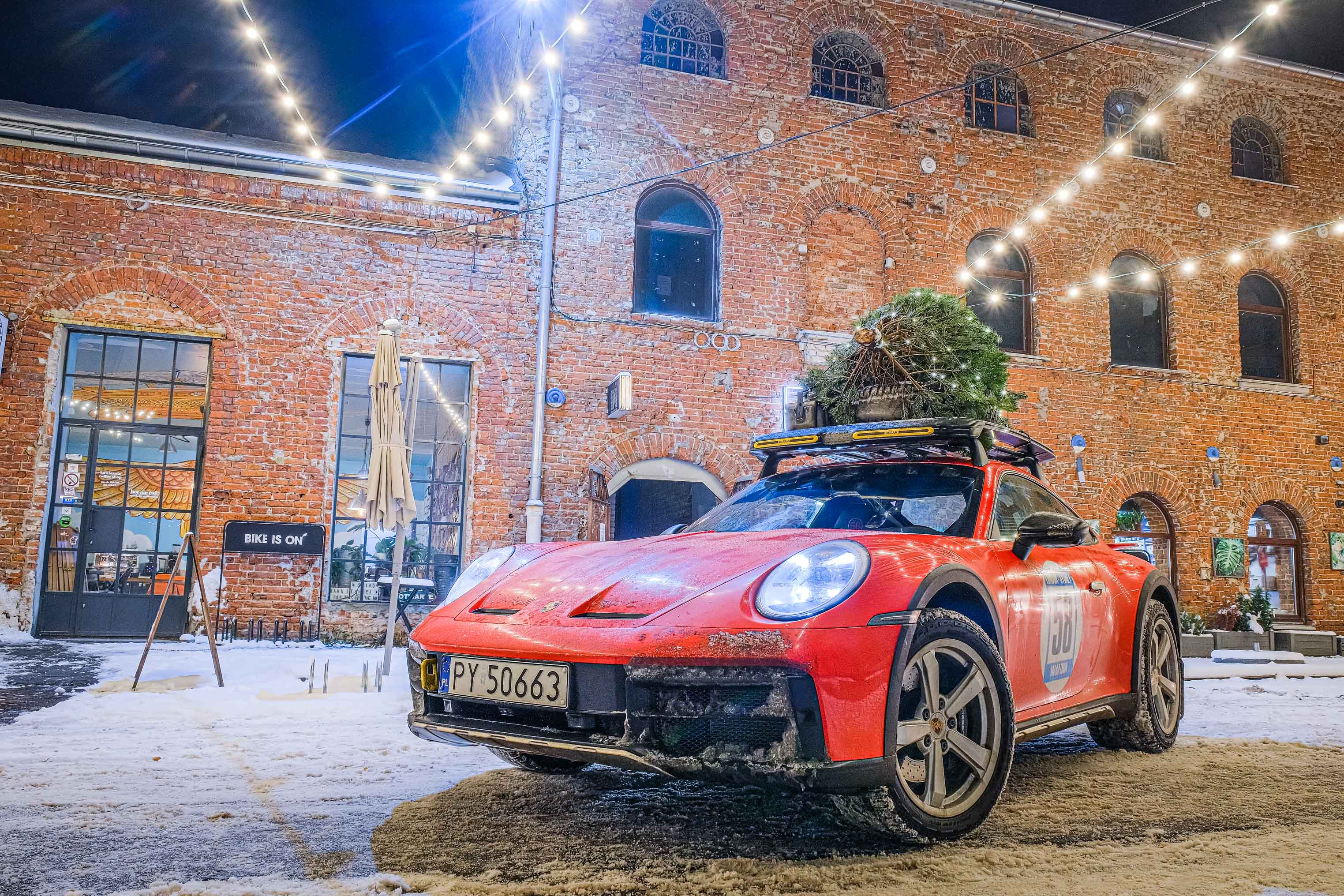 Sprawdziłem, czy Porsche 911 Dakar RED58 Special nadaje się do transportowania choinki