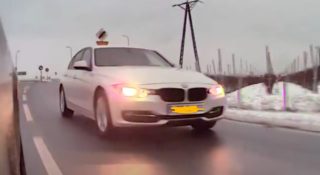 Policja łapie kierowcę BMW nie wiadomo za co, gawiedź się cieszy. To syndrom Froga