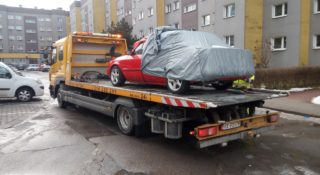 Straż Miejska w Krakowie walczy z nadmiarem aut, wywożąc losowe samochody