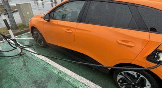 Naruszyłem święte dogmaty sekty elektrystów. Skorzystałem z publicznej, płatnej ładowarki