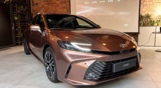 Możesz już zamówić nową Toyotę Camry. Dwie stówki i nie będzie ci za gorąco