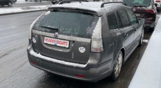 Takich tablic jeszcze nie widzieliście. Zamiast liter i cyfr jest kod QR i napis &#8222;PRAWA CZŁOWIEKA&#8221;