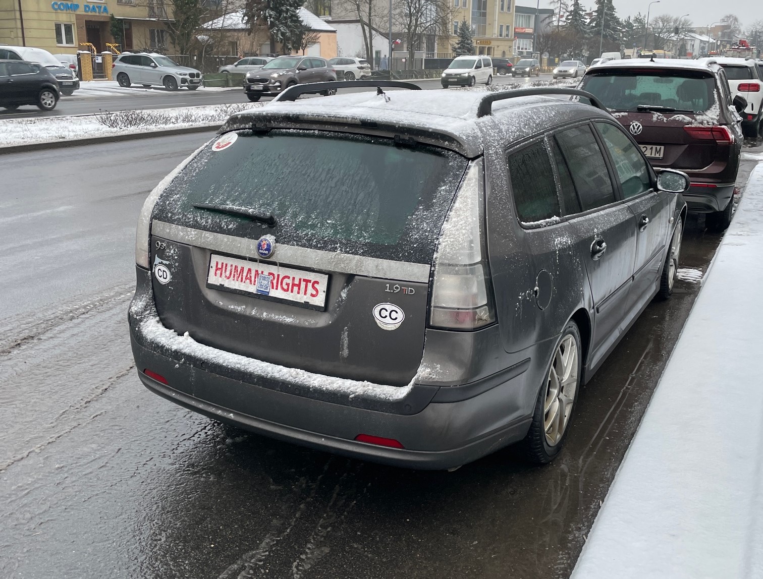 Takich tablic jeszcze nie widzieliście. Zamiast liter i cyfr jest kod QR i napis &#8222;PRAWA CZŁOWIEKA&#8221;