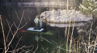 Porada dnia: jeżeli wpadniesz kiedyś autem do stawu, to nie stawaj na szyberdachu
