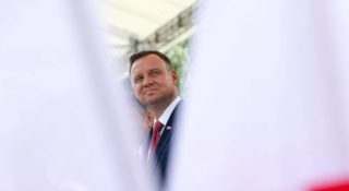 Ten mężczyzna od 10 lat nie prowadził samochodu. Czy powinien zdać ponowny egzamin?