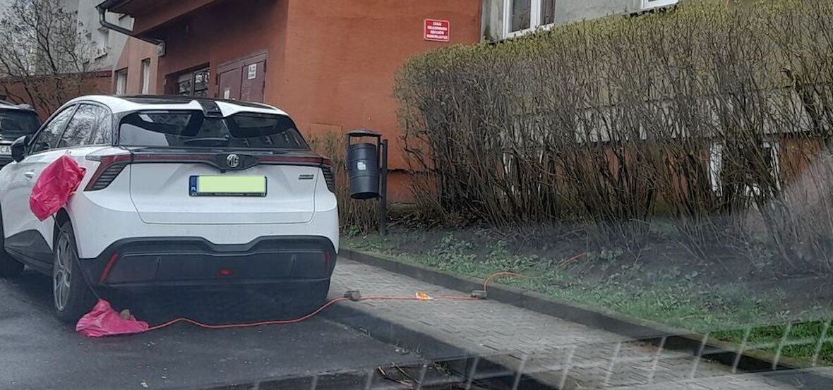 Sąsiad z bloku ładuje elektryczny samochód z przedłużacza. Czy mam dzwonić na policję?