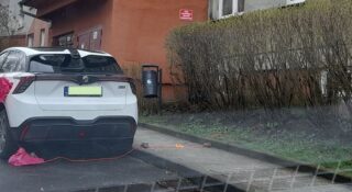Sąsiad z bloku ładuje elektryczny samochód z przedłużacza. Czy mam dzwonić na policję?