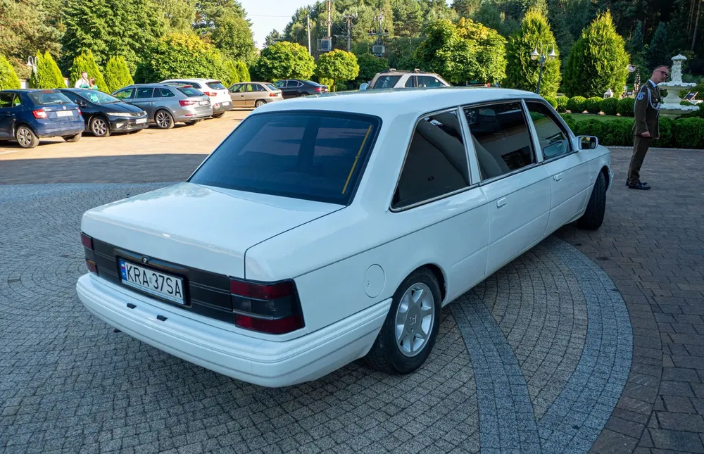Wydłużony Ford Scorpio czeka na ciebie w Czernichowie. To limuzyna, jakiej nigdy nie chciałeś mieć
