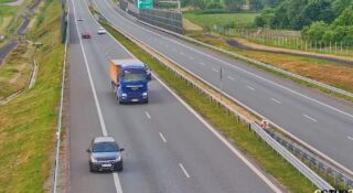 Cofał na ekspresówce (ale jak) i uciekał przed policją. Wolałbyś, żeby był pijany