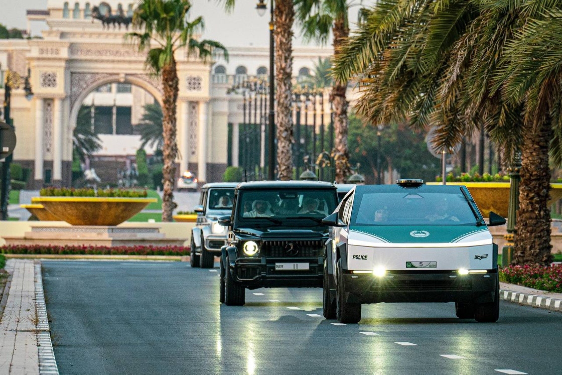 Tesla Cybertruck policja Dubaj