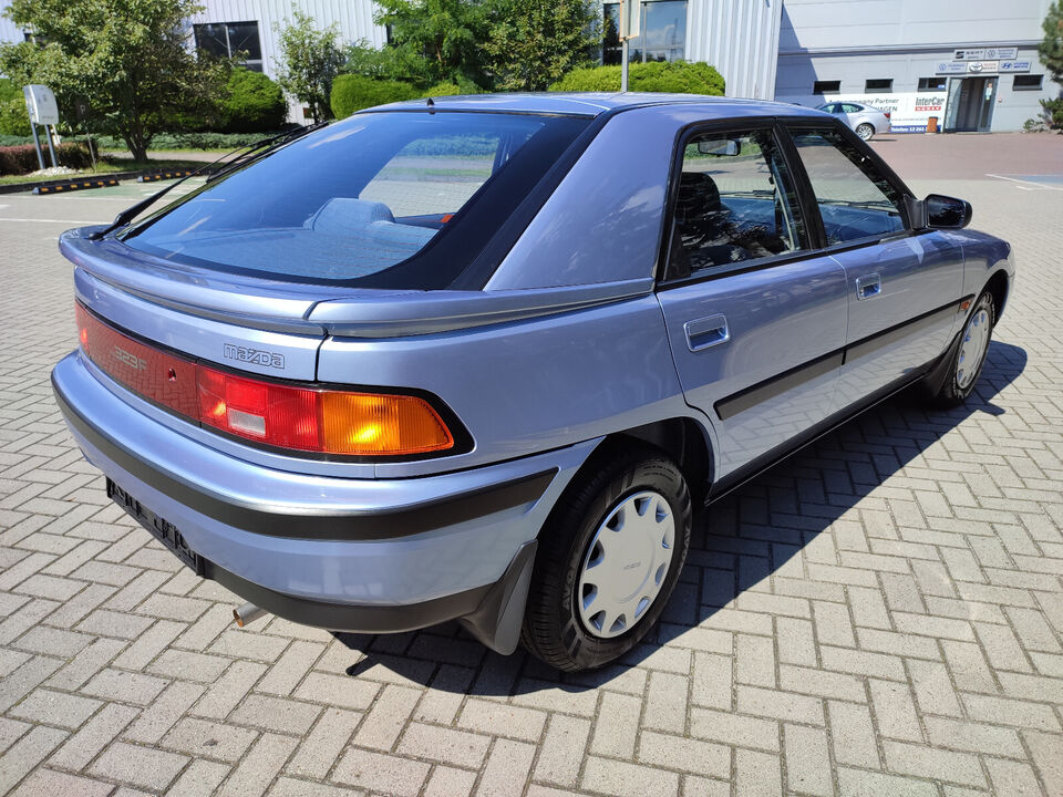 Mazda 323F 