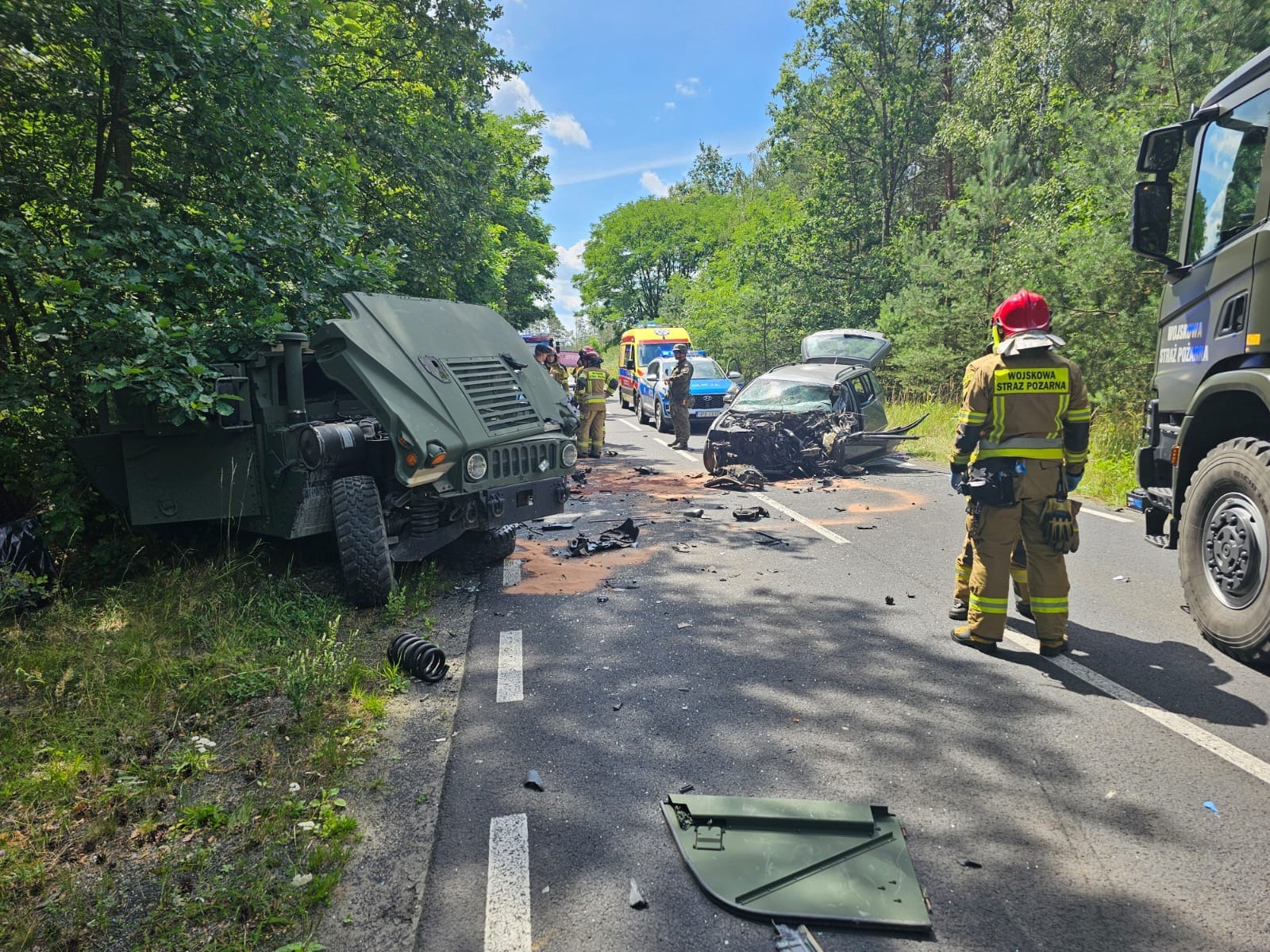 Starcie tytanów. Kultowy Volkswagen Passat zderzył się z Humvee