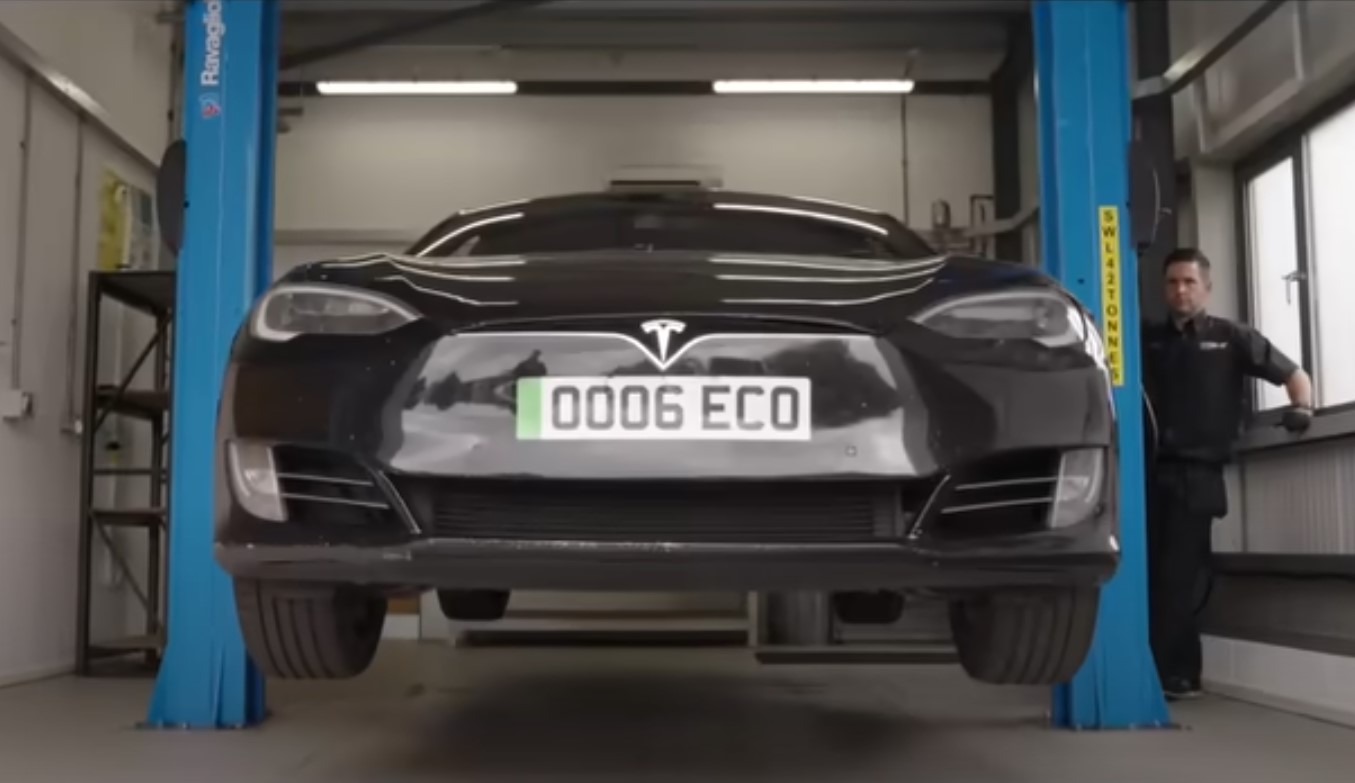 Tesla z przebiegiem 690 tys. km. W jakim stanie jest akumulator? Kapłani elektromobilności nie są zgodni