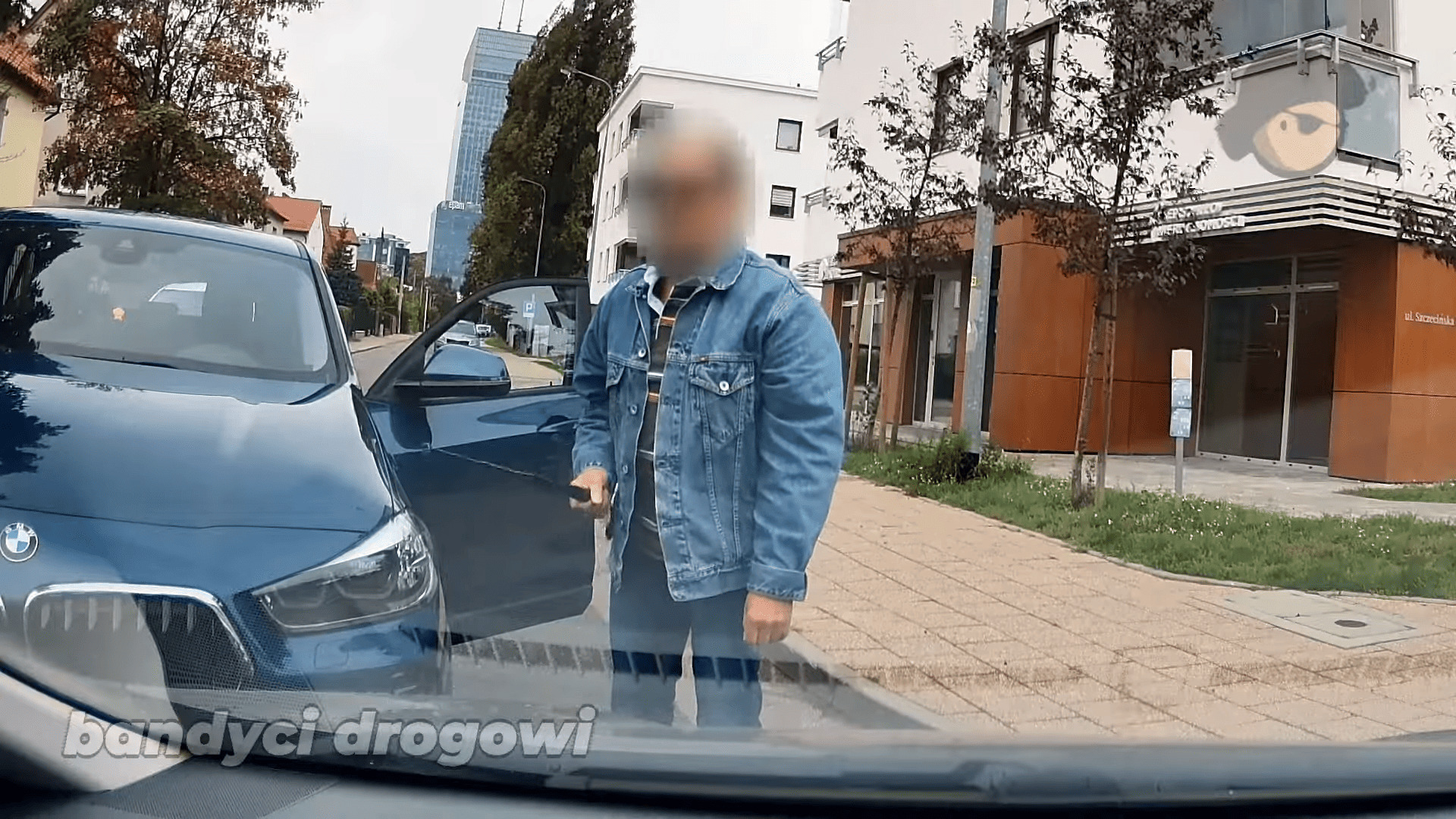 Tu jest kałuża, mam BMW i pałkę teleskopową, a ty gorsze auto. Zjeżdżaj